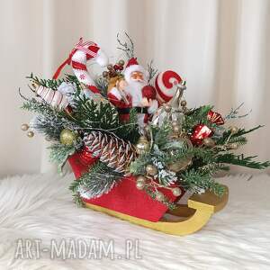 dekoracja na boże narodzenie w saniach stroik świąteczny z mikołajem, stroiki