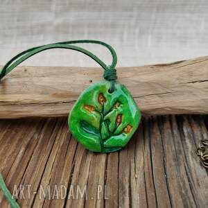 leśna kropla - zielony wisiorek z motywem roślinnym, biżuteria artystyczna