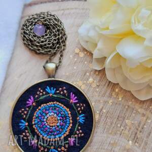 naszyjnik mandala boho niebiesko - różowa z agatem na granatowym tle, haft