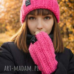 Komplet czapka mitenki neonowy róż, dziergana, beanie