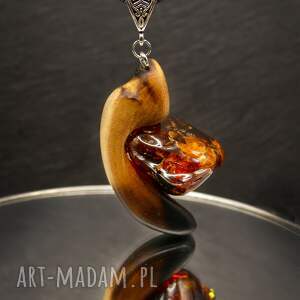 wisiorek z bursztynem - bursztyn bałtycki żywioł ognia i bursztynowego