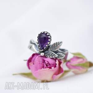 pierścionek z listkami i ametystem, asymetryczny wzór