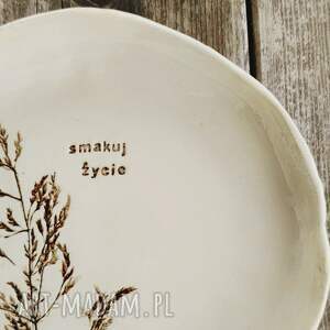 Talerzyk ceramiczny 23 cm „Smakuj życie” - ręcznie robiony z gliny