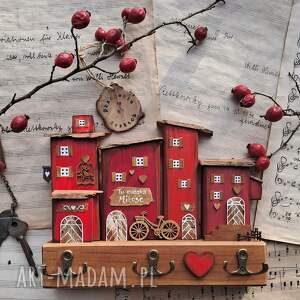 wieszak z czerwonymi domkami no 1, prezent na walentynki prezent, drewniane