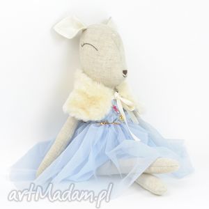 szara sarenka w błękitnej sukience lalka bambi przytulanka prezent
