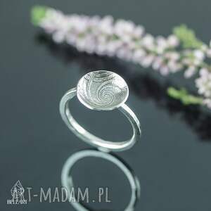srebrny pierścionek ze spiralą, srebrny pierścionek z oczkiem w kształcie