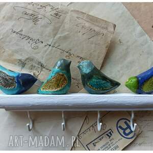 wieszak z niebiesko - zielonymi ptaszkami na bielonym drewnie ceramika klucze