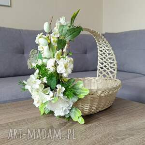koszyk wielkanocny dekorowany kwiatami na święconkę, wielkanocne dekoracje