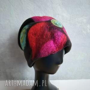 czapka wełniana filcowana zimowa czarna handmade w kwiaty na podszewce - rozmiar