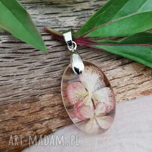 Owalny z delikatną hortensją z1152, wisiorek - kwiatem