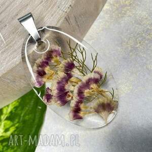 z goździkami w żywicy z1713, owalny wisiorek