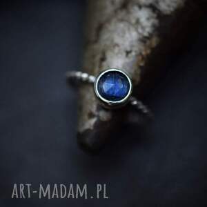 srebrny pierścień z kyanitem