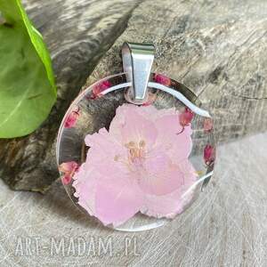 Wisiorek z różowymi kwiatami w żywicy z2083, różowy