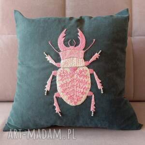 Poszewka z haftem chrząszcza - tajemnica liści - poduszka