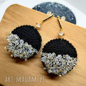 czarne kolczyki szydełkowe z koralikami i kryształkiem