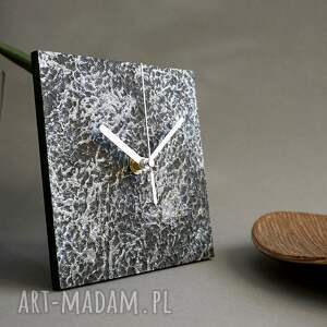 czarno srebrny ekologiczny zegar z upcyklingu, ekologiczne dodatki