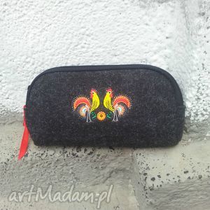 handmade mała ciemna kosmetyczka z haftem kogutków