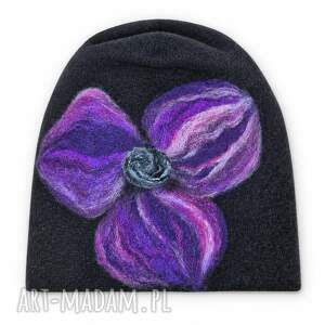Czarna czapka wełniana z kwiatem - filcowana handmade