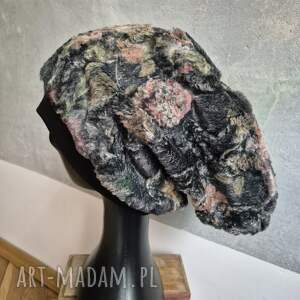 ciepla futrzana odcienie szarosci bardzo miła na podszewce,ze sciagaczem, czapka