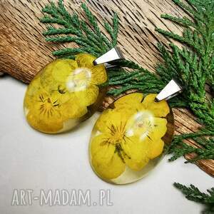 Prezent Owalny wisiorek z żółtym bratkiem w żywicy z1631