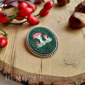 Broszka z haftem Muchomorki płaski, haft ręczny, z lasu