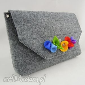handmade mała szara torebka kopertówka z kwiatkami z filcu