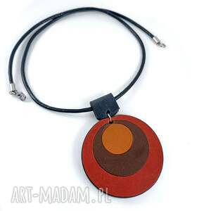 naszyjnik skórzany z okrągłą zawieszką w odcieniach brązu i czerwieni
