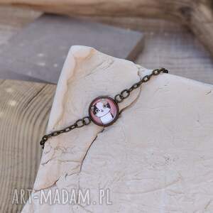 bransoletka z kaboszonem kocia elegancja, obrazek kotem, delikatna biżuteria