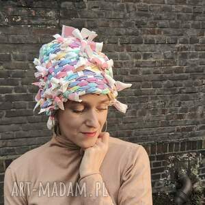 pastelowa czapka tkana, ciepła czapka, pastelowy dodatek, zimowa stylizacja