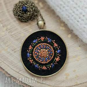 Naszyjnik mandala boho pomarańczowo - chabrowa z lapisem lazuli na czarnym tle, haft haftowane etno, wisior