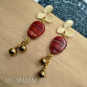 nowoczesne kolczyki z czerwonymi szklanymi koralikami i kwiatami