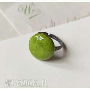 pierścionek z zielonym oczkiem