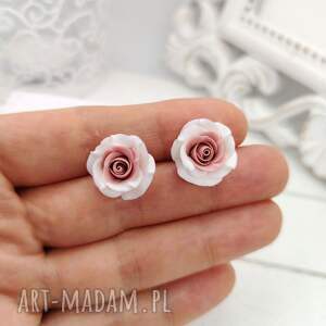 Kolczyki wkrętki z miniaturowymi różami, rękodzieło z gliny