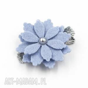 ręcznie zrobione dla dziecka spinka do włosów błękitny kwiatek z filcu