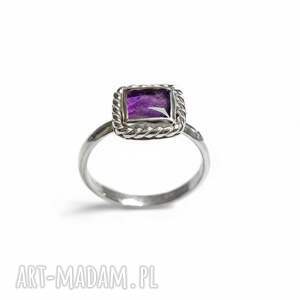 pierścionek z ametystem