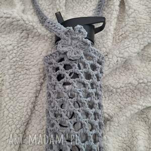 Szare nosidełko na butelkę - szydełkowe handmade z kwiatuszkiem