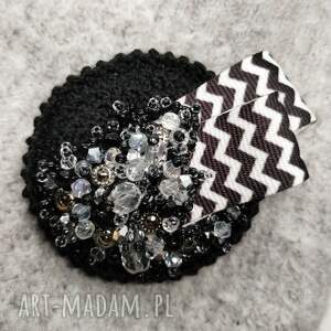 Okrągła broszka szydełkowa czarna ze szklanymi kryształkami