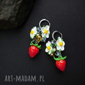 Kolczyki „Truskawkowy Poranek” z truskawką i kwiatami - cottagecore handmade
