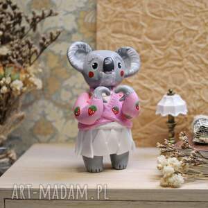 Koala w swetrze z truskawkami - mini figurka z gliny polimerowej
