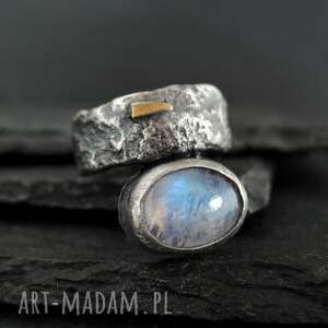 pierścionek z kamieniem księżycowym złoto i srebro, czarna patyna, ciemne