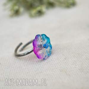 stokrotka w kolorze - pierścionek ze szklanym kwiatkiem