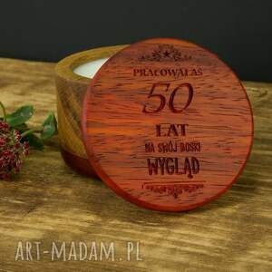 personalizowana świeca sojowa w drewnie, grawerowany napis, personalizowany