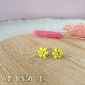 kolczyki sztyfty małe kwiatki z koralików żółte stokrotki