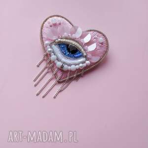 aura accessories różowa broszka serduszko z okom koralikami