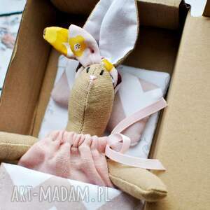 ręczne wykonanie maskotki mały królik w pudełeczku