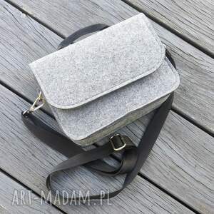 handmade mini mała klasyczna torebka listonoszka filcowa z klapką - szara