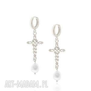 kolczyki srebrne z krzyżami i naturalnymi perłami