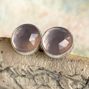 Drobne sztyfty z fasetowanym chalcedonem d178, szare kolczyki