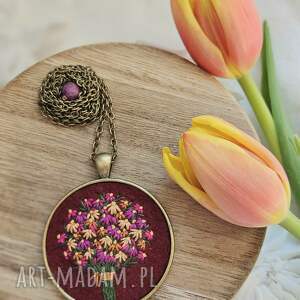 naszyjnik bukiet wielobarwny z rubinem na czarnym tle haft, haftowane, boho