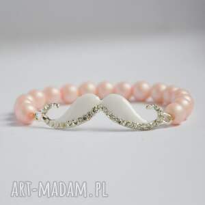 bracelet by sis białe wąsy w pastolowo różowych perłach, mustach, prezent